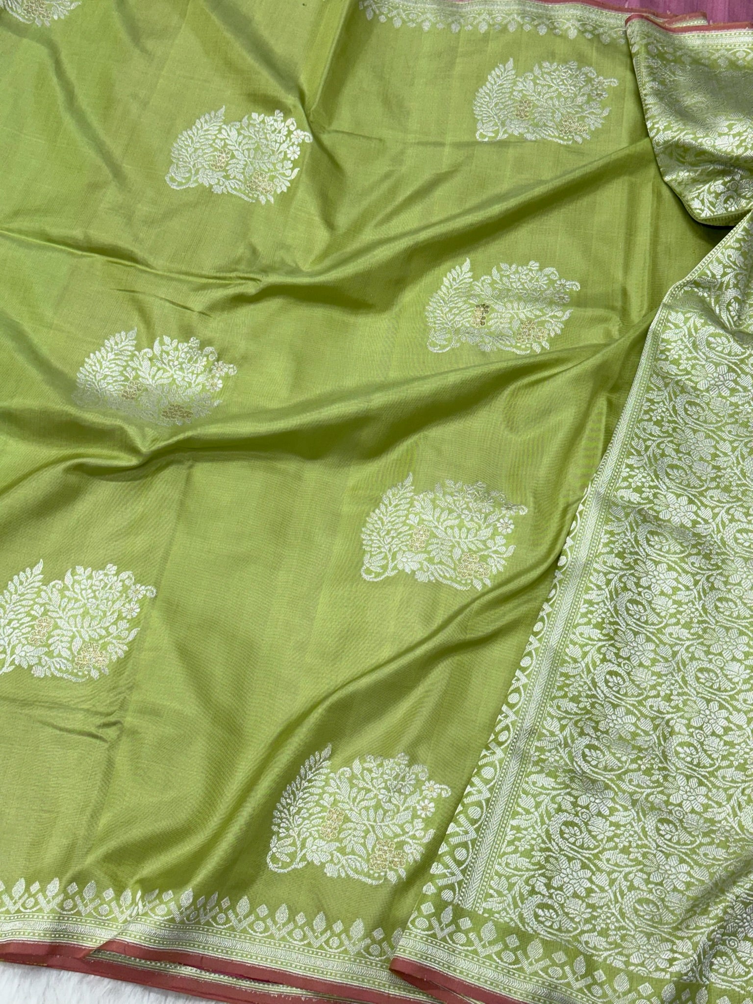 Pista Green Pure Katan Silk Handwoven Banarasi Saree |Ektara Weave|