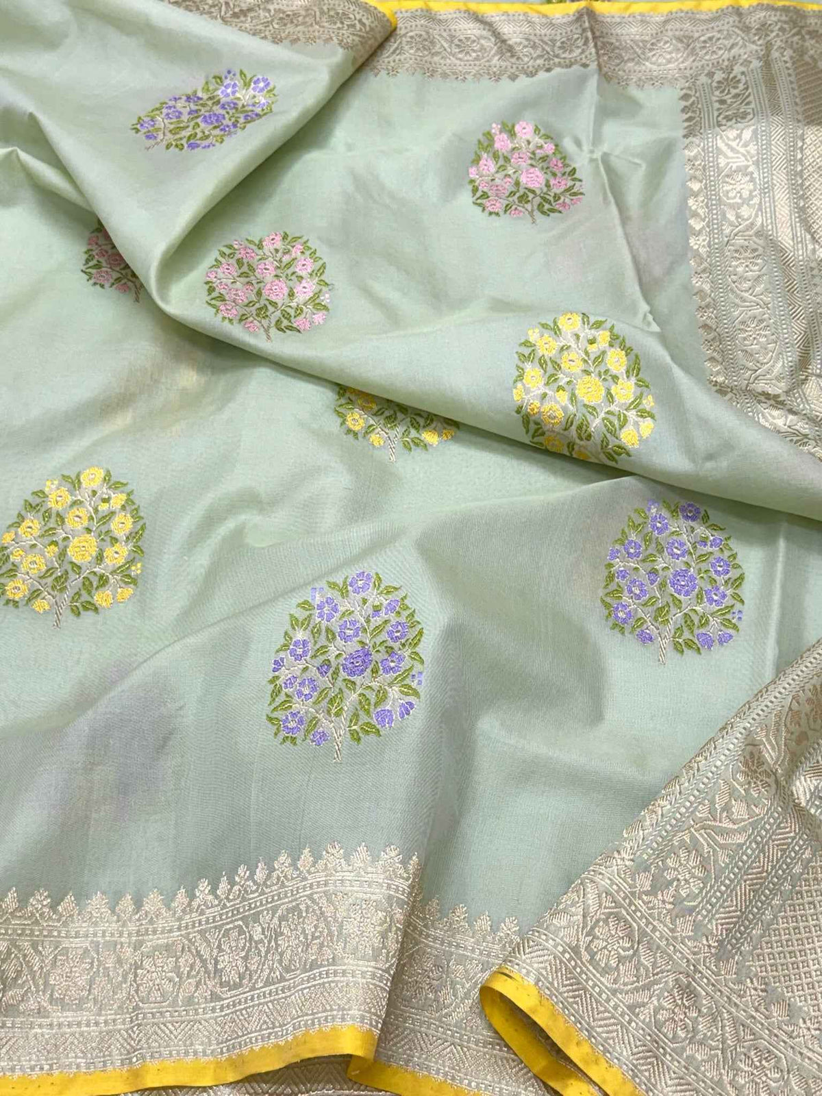 Light Pista Green Pure Kora Mulberry Silk | Kadhwa + Ektara Technique | Handwoven Banarasi Saree - The Couture Drape