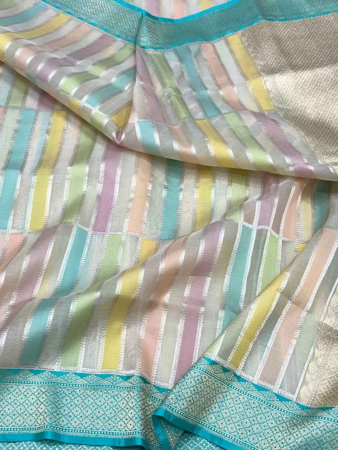 Ivory Pure Kora Silk Handwoven Banarasi Saree | Kadhwa Weave |Contemporary Saree - Rangkaat weave