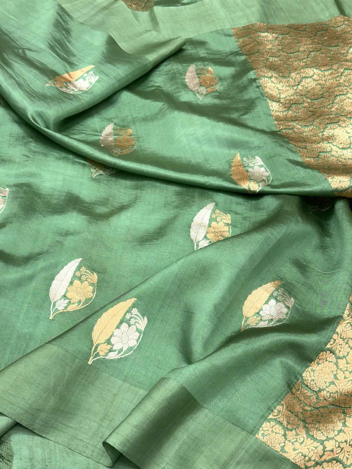 Green Banarasi Handwoven | Kadhwa Technique | Pure Raw Mango Silk Saree
