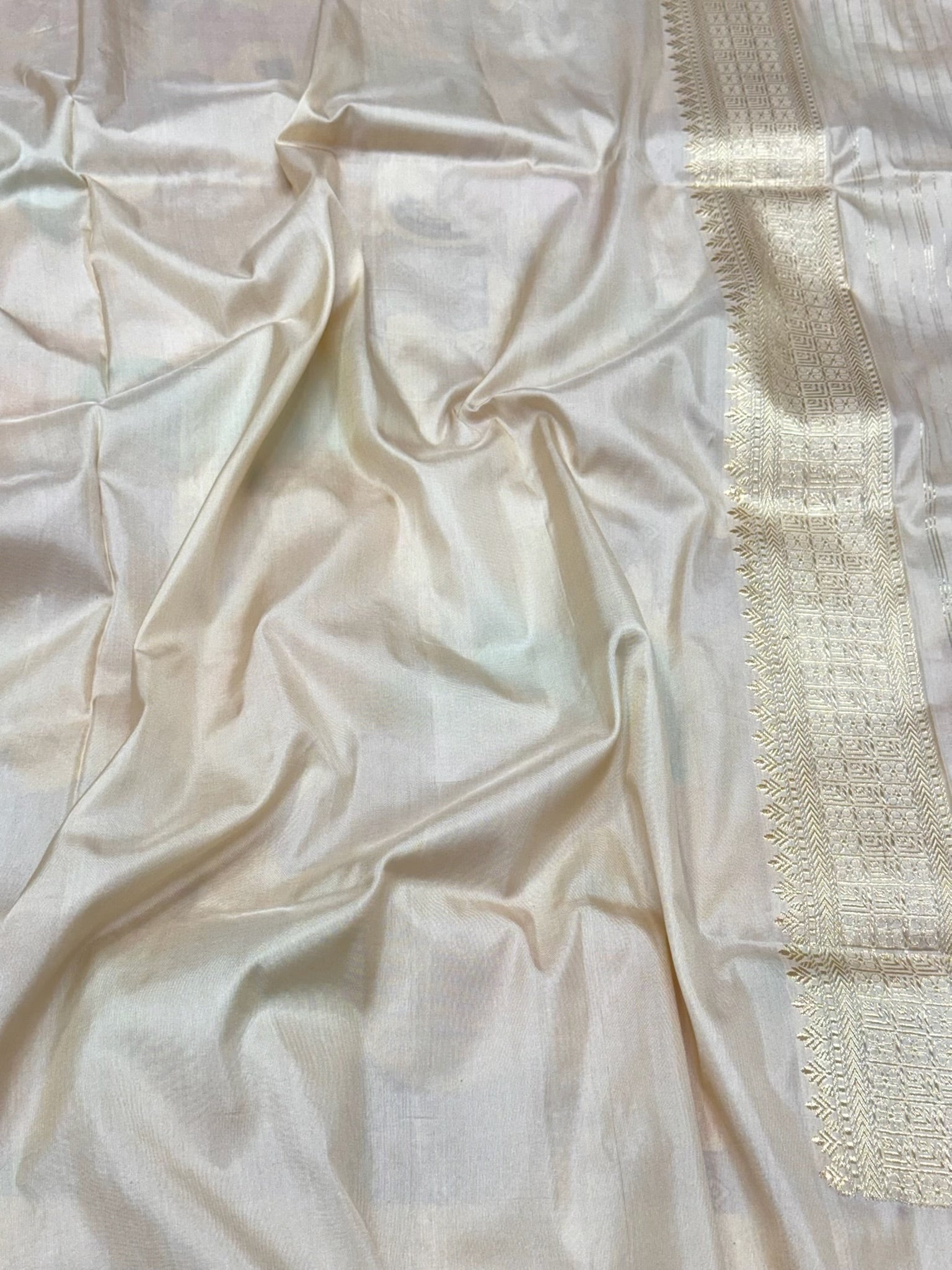 Ivory Pure Mulberry Katan Silk | Kadhwa Technique | Handwoven Authentic Banarasi Exquisite Rangkaat Saree