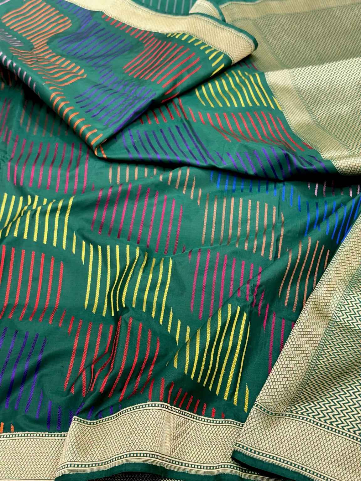 Emerald Green Pure Katan Silk & Pure Mulberry Silk Handwoven Contemporary Banarasi Saree - Kadhwa Weave