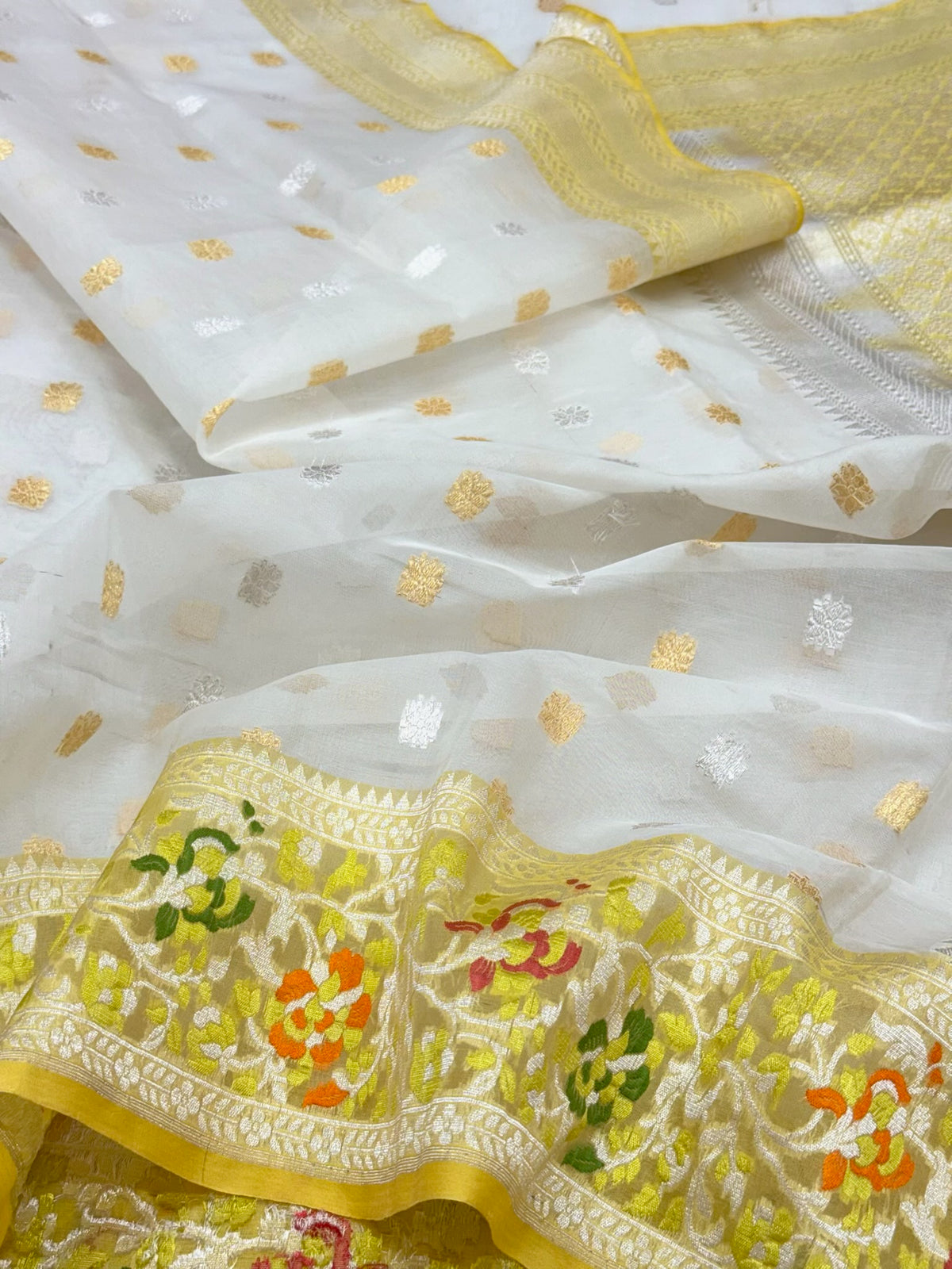 White Pure Mulberry Kora Silk Handwoven Banarasi Saree - Modern Drape Lightweight Banarasi Saree