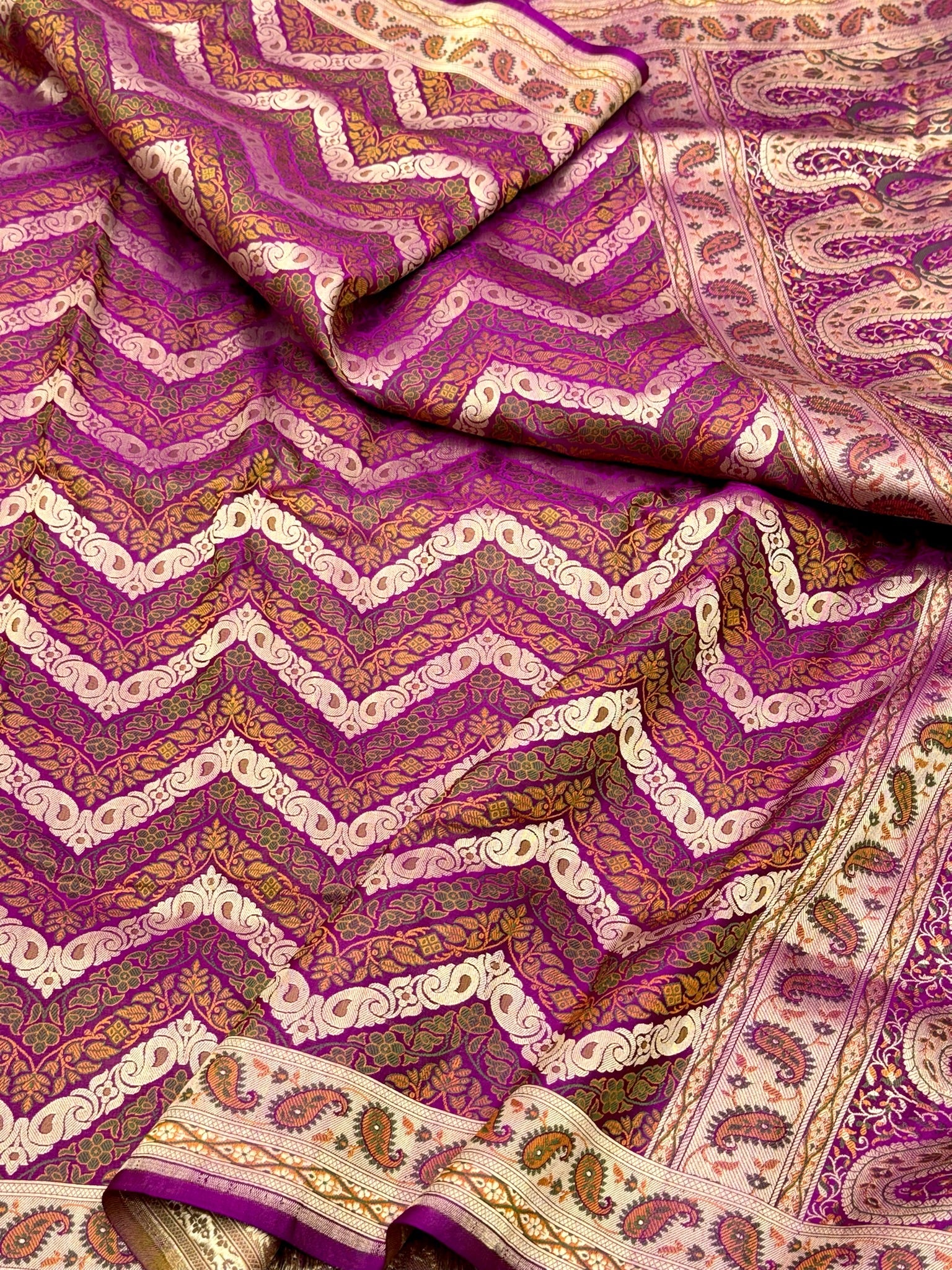 Magenta Pure Satin Silk Handwoven Banarasi Saree |Tanchoi|