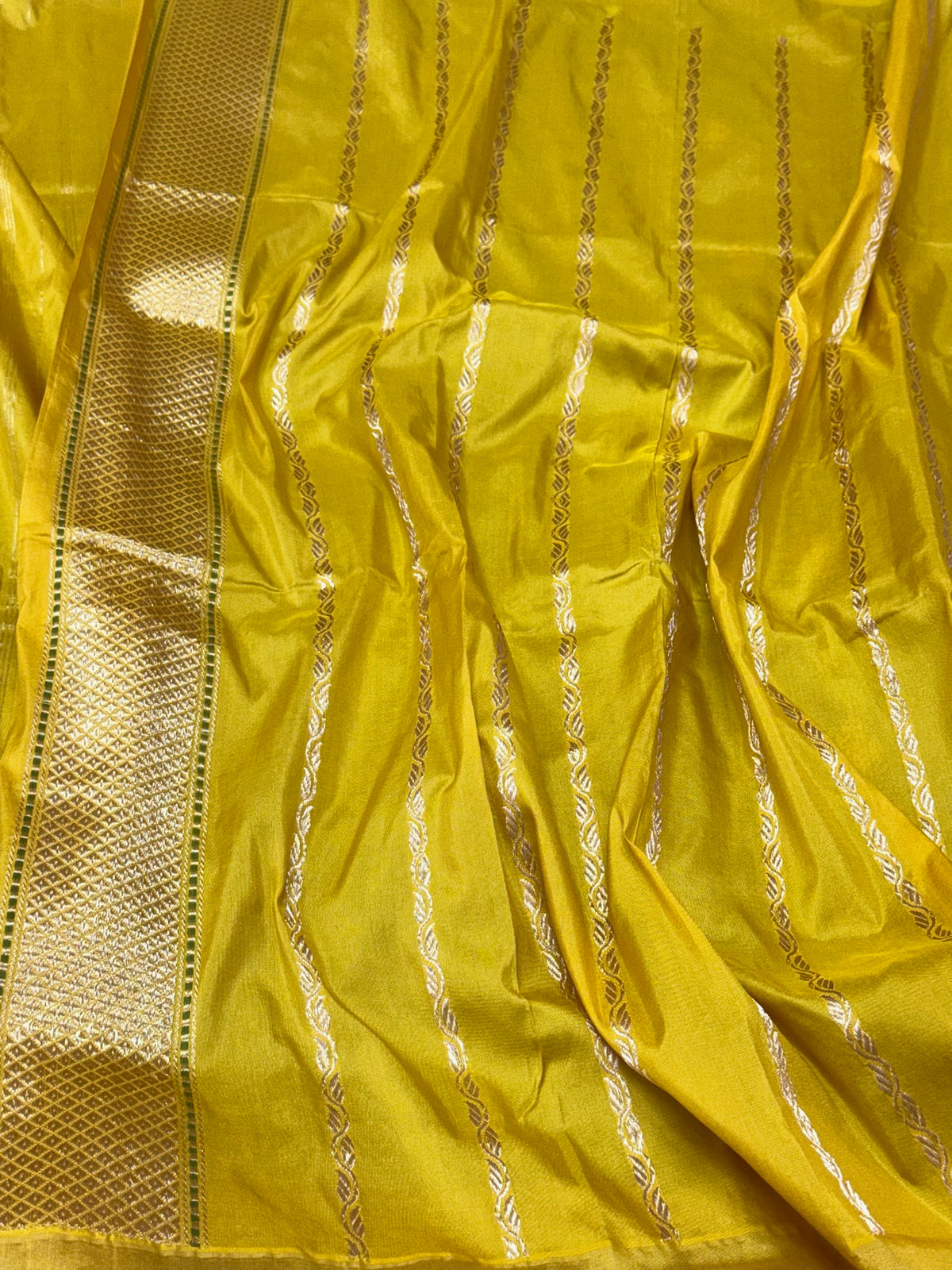 Bottle Green Pure Katan Mulberry Silk Handwoven Banarasi Saree - | Kadhwa + Kadhiyal Weave