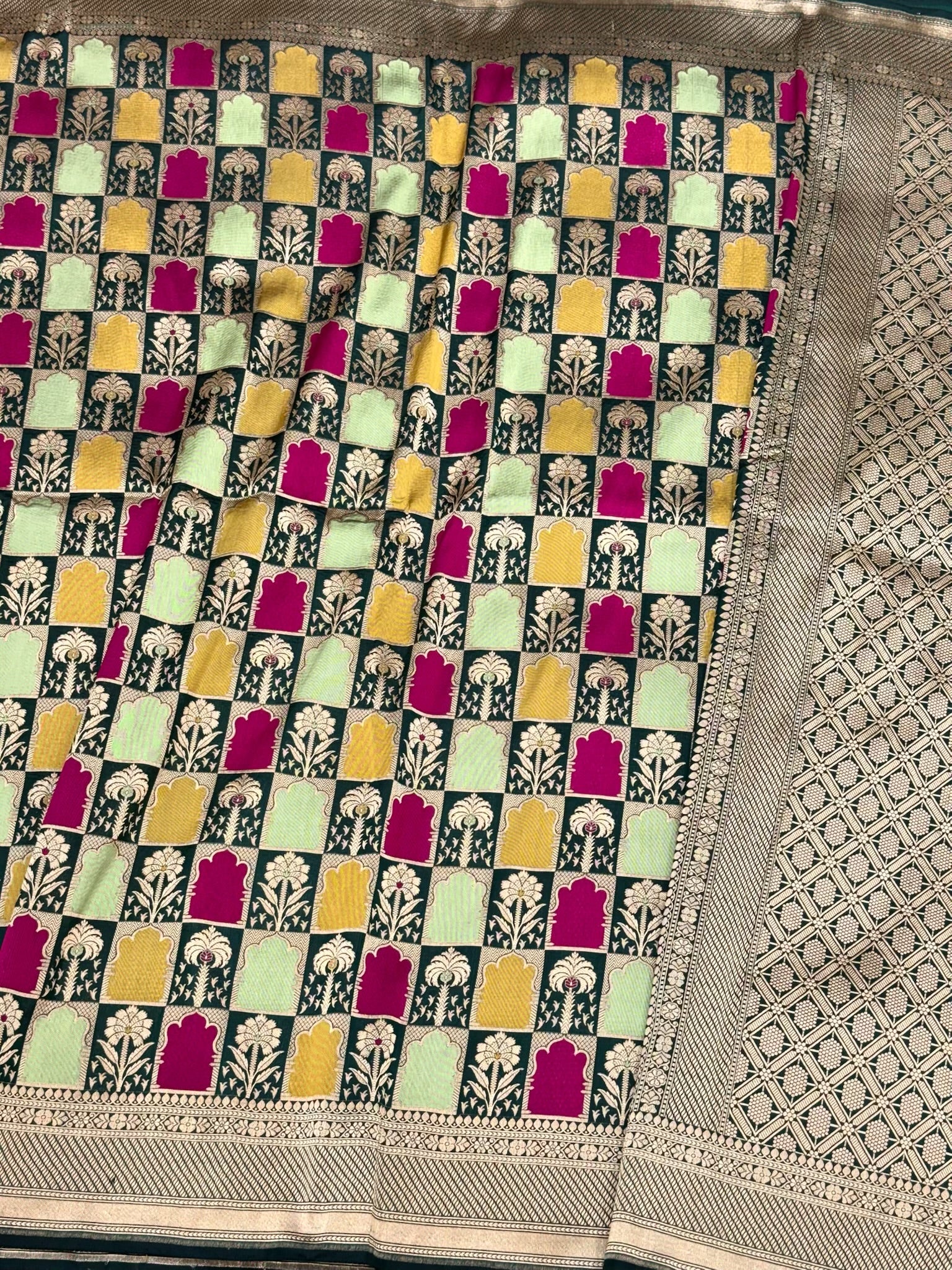 Emerald Green Pure Mulberry Silk & Pure Katan Silk Handloom Banarasi Saree - Rangkaat