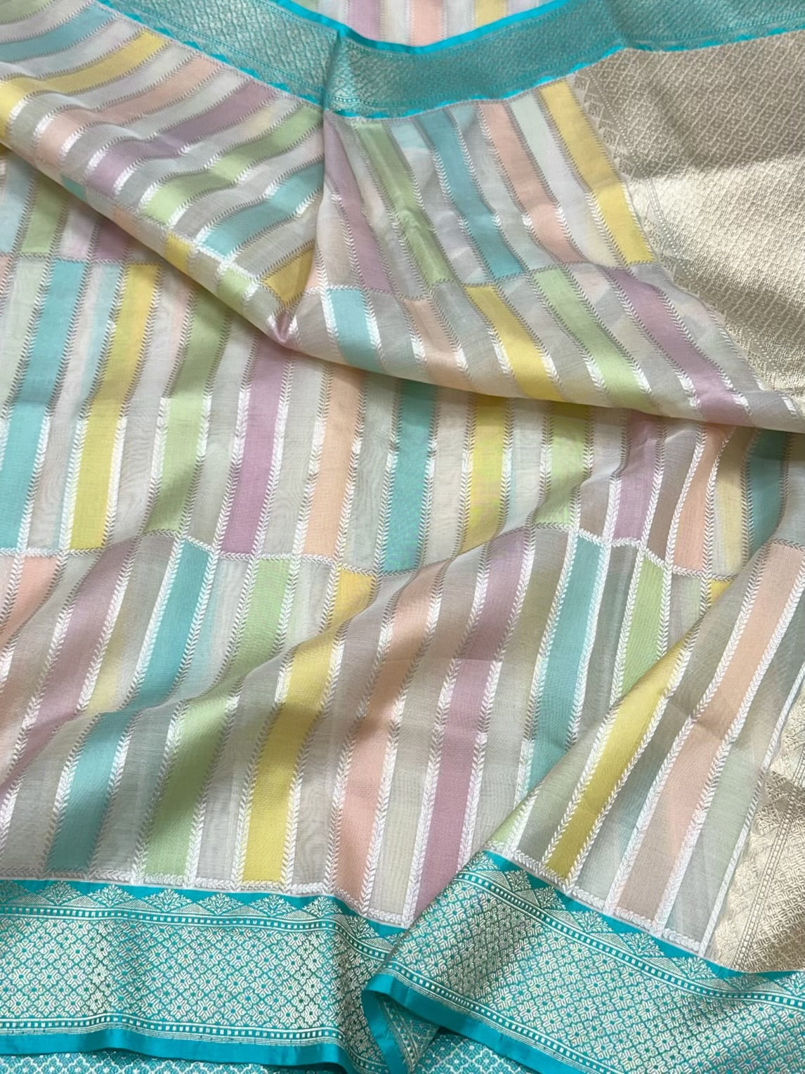 Ivory Pure Kora Silk Handwoven Banarasi Saree | Kadhwa Weave |Contemporary Saree - Rangkaat weave