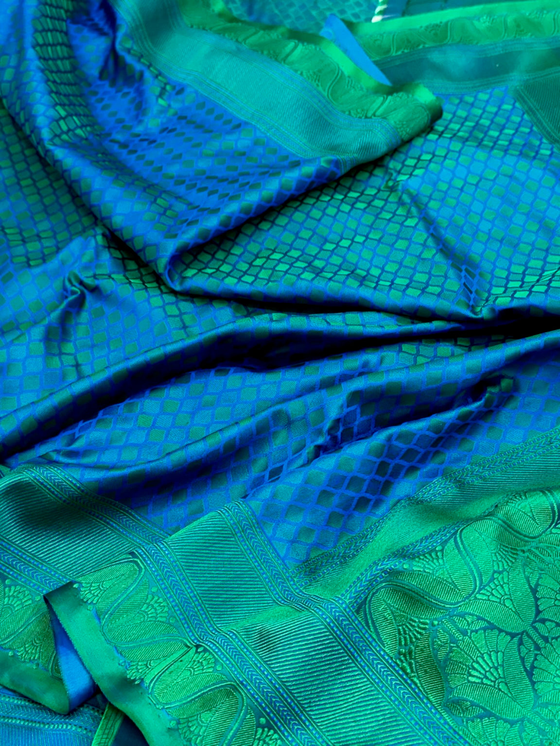 Blue/Green Pure Mashru Silk - Pure Satin Silk Handwoven Banarasi Kadhwa Saree | Dual Tone Tanchoi Saree