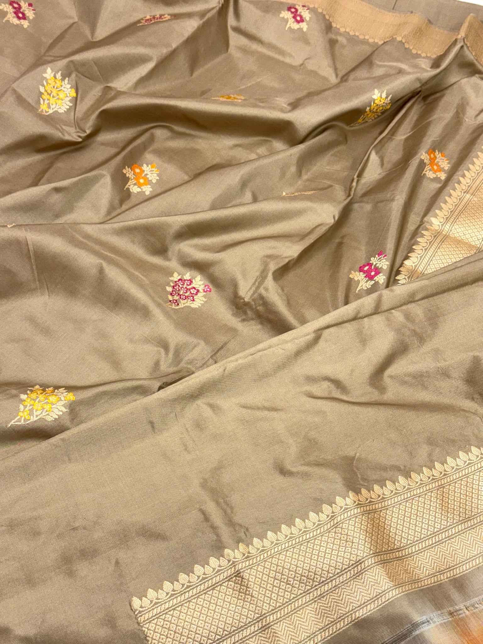 Greyish Brown Pure Katan Silk Handwoven Banarasi Saree |Kadhuwa Weave|