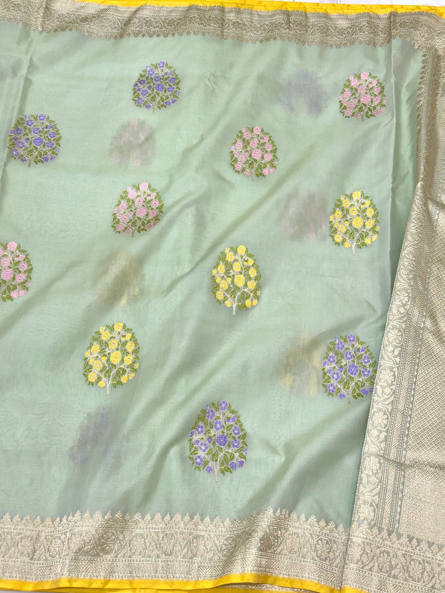 Light Pista Green Pure Kora Mulberry Silk | Kadhwa + Ektara Technique | Handwoven Banarasi Saree - The Couture Drape