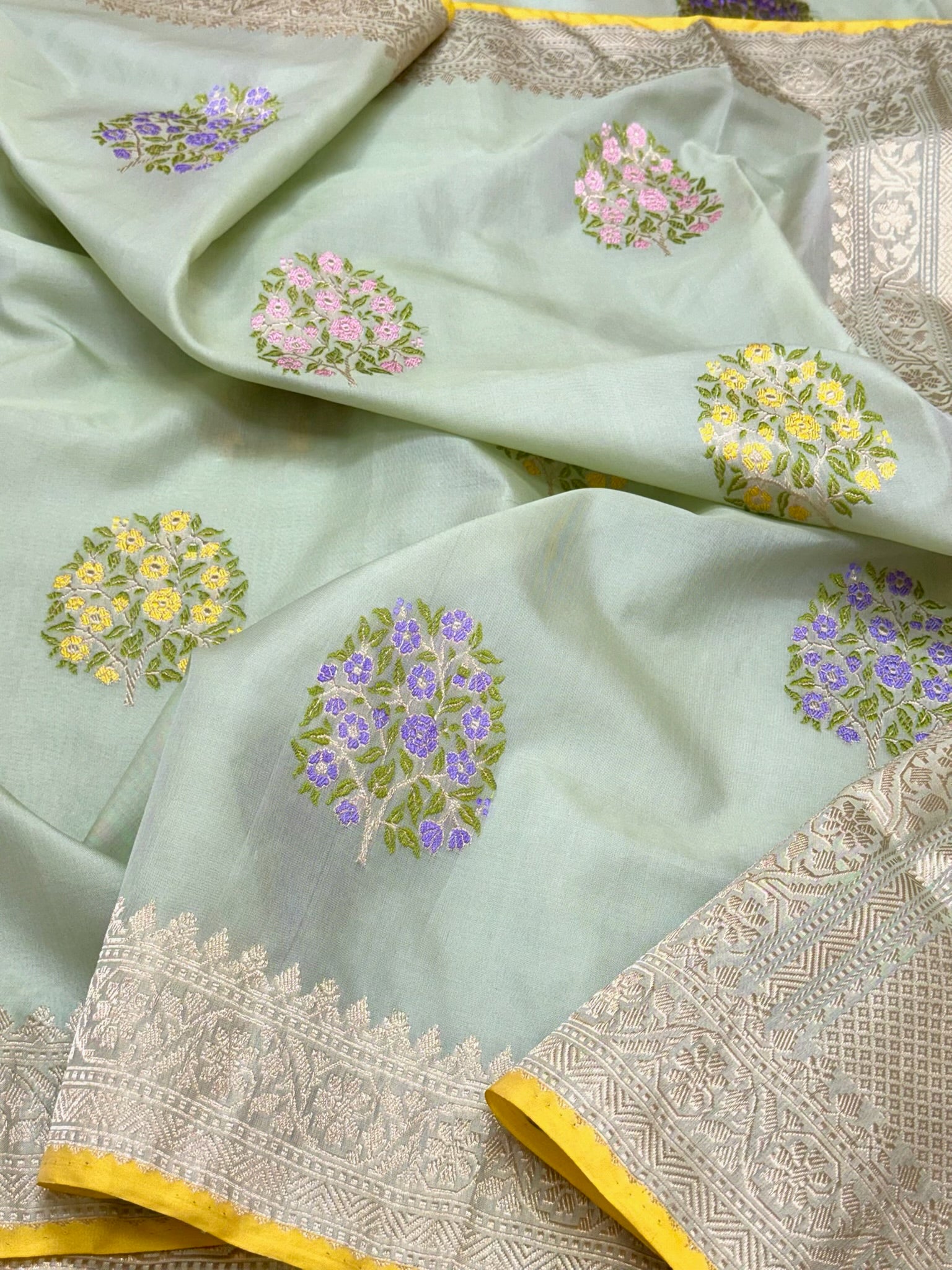 Light Pista Green Pure Kora Mulberry Silk | Kadhwa + Ektara Technique | Handwoven Banarasi Saree - The Couture Drape