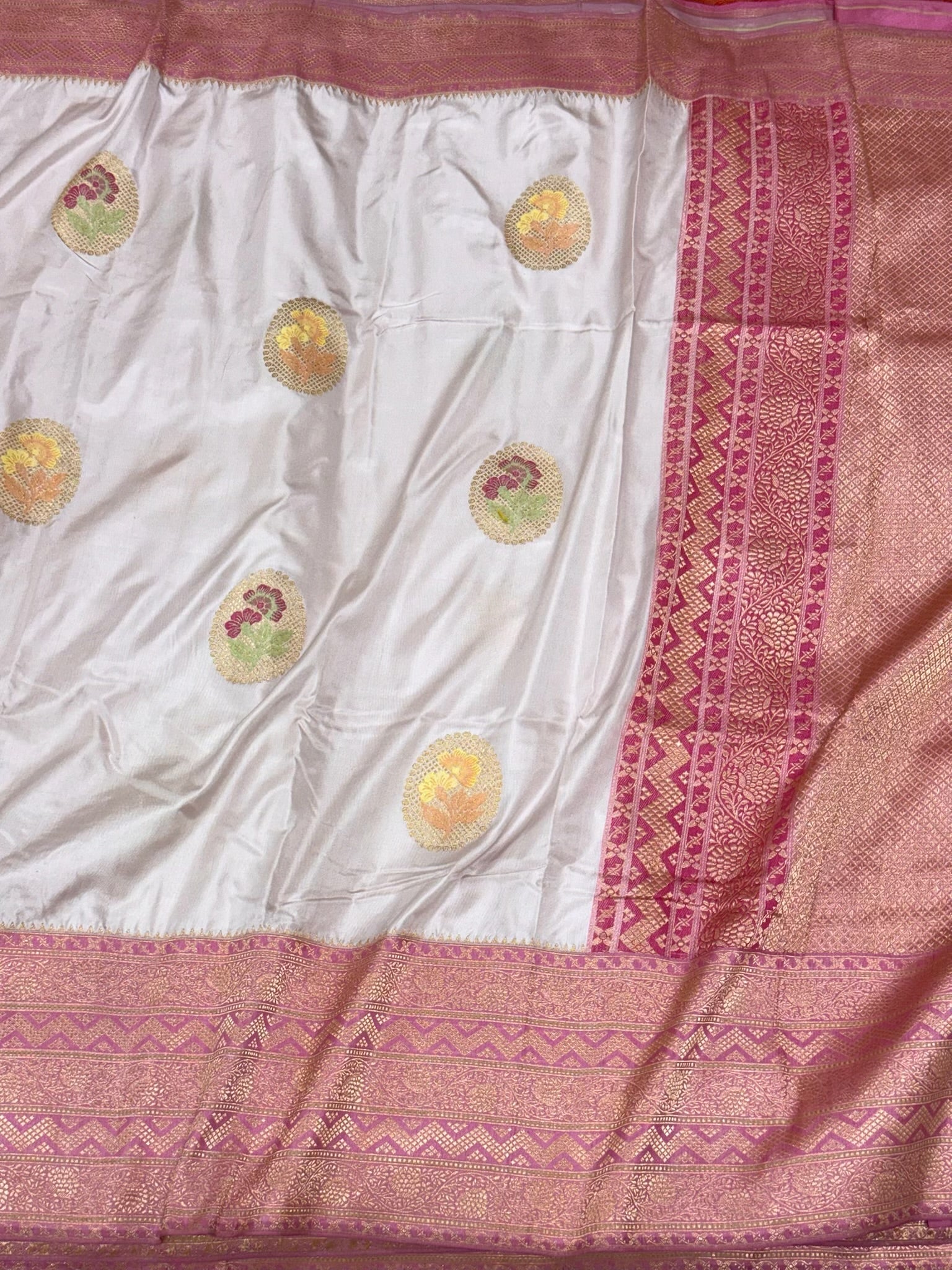 Off White Pure Katan Mulberry Silk Handwoven Banarasi Saree - Kadhwa Kadhiya Ektara Weave | The Elite Edit